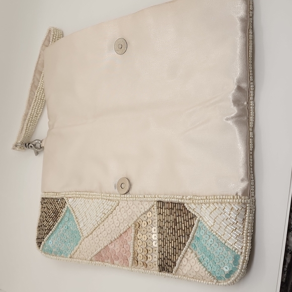 Aldo Sequin Clutch Beautiful detail. Detachable strap. Zipper closure. - Picture 7 of 8